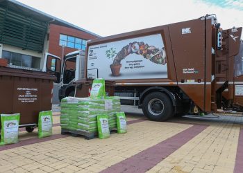 Παράδοση 3 απορριμματοφόρων συλλογής βιοαποβλήτων και 841 καφέ κάδων από την Περιφέρεια Αττικής στον Δήμο