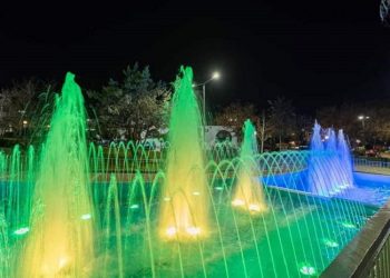 Το σιντριβάνι που γεμίζει χρώμα την πλατεία Αγίου Τρύφωνα