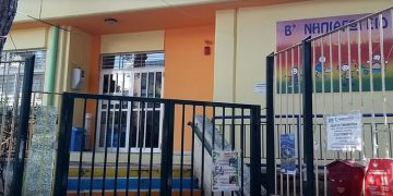 Πτώση στεγάστρου στο 2ο Νηπιαγωγείο Ν. Ερυθραίας: «Εγκληματική προχειρότητα» καταγγέλλει η Ένωση Γονέων