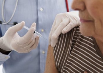 O Δήμος βοηθά ευπαθείς ομάδες πολιτών να εμβολιάζονται «κατ΄ οίκον»