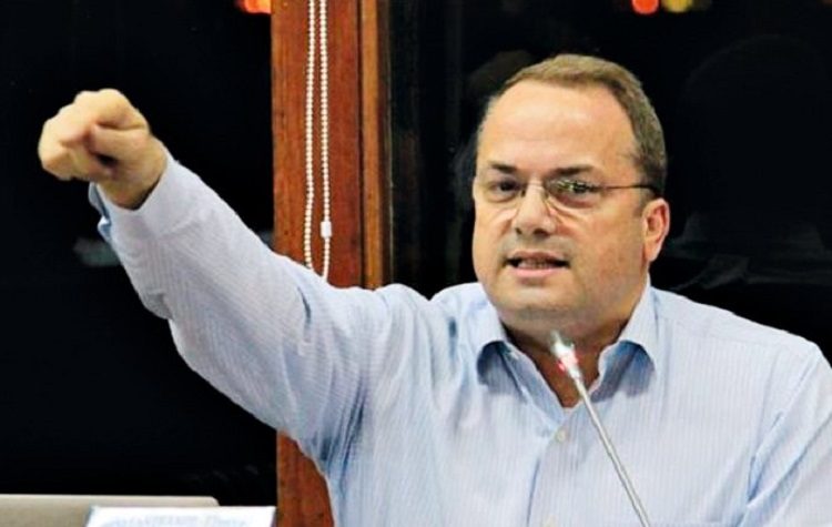 Για «έμμεσο πολιτικό εκβιασμό» κατηγορεί τον Γρηγόρη Κωνταντέλλο η Περιφέρεια Αττικής