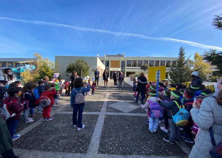 «Διαδήλωση» υπέρ της ανακύκλωσης από νηπιάκια του Χολαργού (Εικόνες)