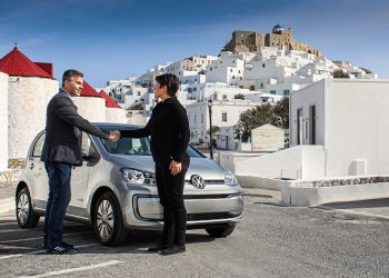 Το Volkswagen Group και η Kosmocar παραδίδουν τα πρώτα ηλεκτρικά οχήματα σε κατοίκους της Αστυπάλαιας