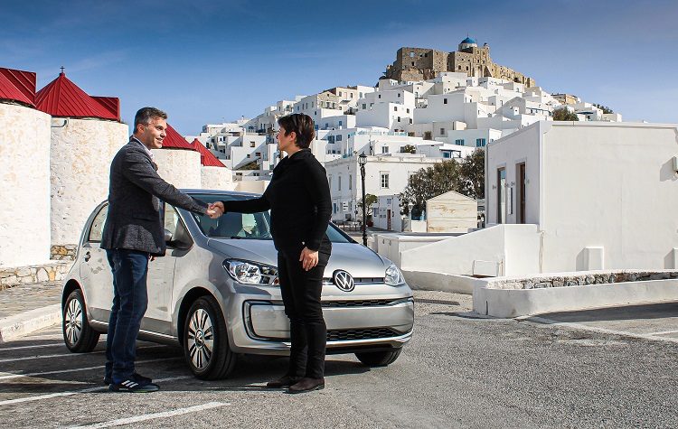 Το Volkswagen Group και η Kosmocar παραδίδουν τα πρώτα ηλεκτρικά οχήματα σε κατοίκους της Αστυπάλαιας