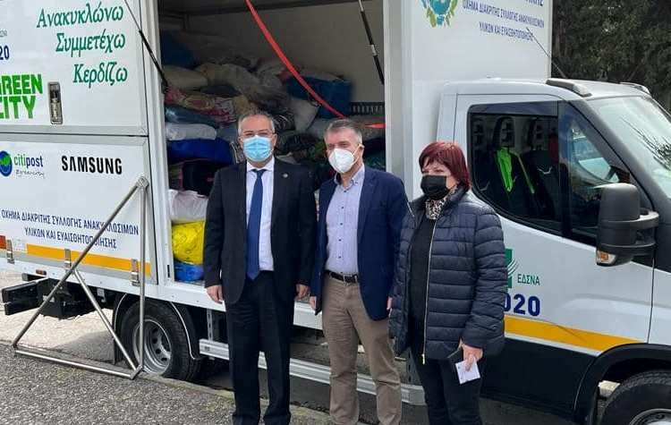 Συγκινητικές προσφορές στο Δημαρχείο για τον ουκρανικό λαό  (Εικόνες)