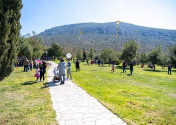 Γέμισε χαρταετούς και χρώματα ο ουρανός της πόλης