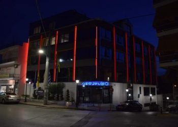 Φωταγωγήθηκε το Δημαρχείο για τη «μαύρη» επέτειο 78 χρόνων από το Μπλόκο της Καλογρέζας