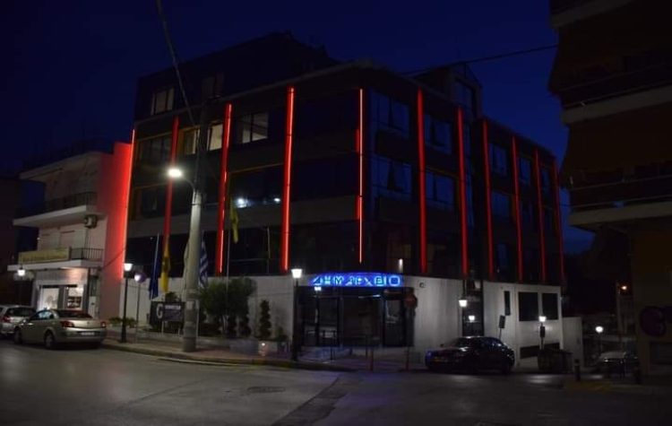 Φωταγωγήθηκε το Δημαρχείο για τη «μαύρη» επέτειο 78 χρόνων από το Μπλόκο της Καλογρέζας