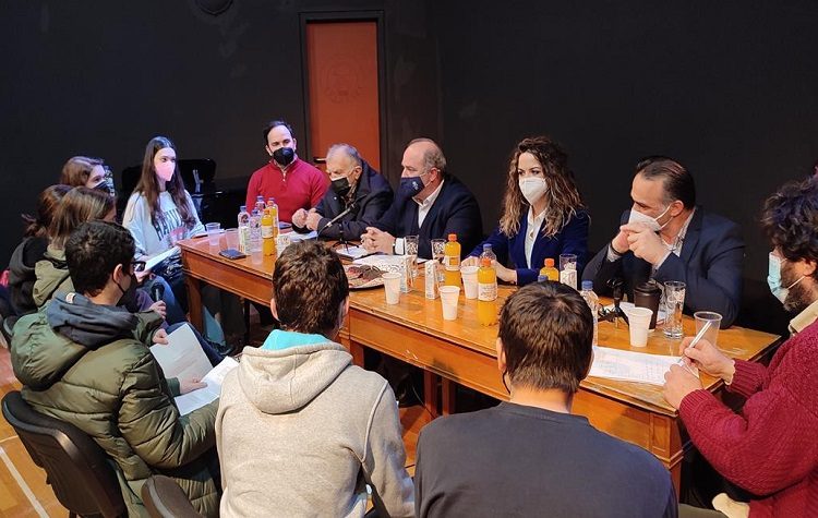 Γυμνάσιο Κρυονερίου: Μαθητές – δημοσιογράφοι «ανακρίνουν» τον Γιάννη Καλαφατέλη