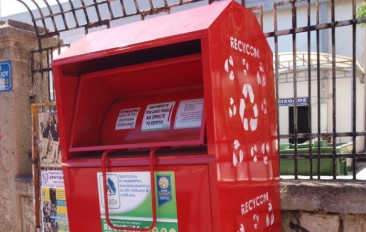 Βανδαλισμοί καταγράφονται σε κόκκινους κάδους ανακύκλωσης