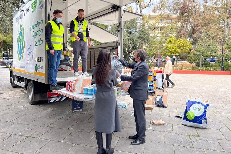 Συγκινητική η ανταπόκριση των πολιτών στο κάλεσμα για στήριξη του ουκρανικού λαού
