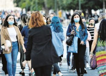 Κορωνοϊός: Παραμένει «παρών»