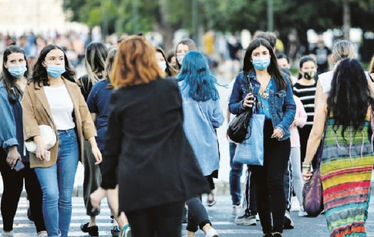 Κορωνοϊός: Παραμένει «παρών»