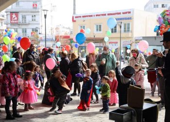 Στην αποκριάτικη γιορτή με τα Μαρουσιωτάκια ο δήμαρχος Θεόδωρος Αμπατζόγλου