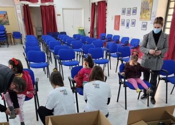 Προσφορά παιδικών παπουτσιών από την Ένωση «Μαζί για το Παιδί» σε παιδιά του Δήμου