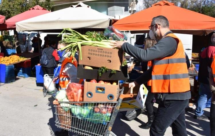 Εθελοντικό «παρών» του Πρέσβη της Αυστραλίας σε κοινωνική δράση στη λαϊκή αγορά του κεντρικού Χαλανδρίου (Εικόνες)
