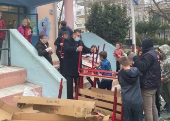 Ολοκαίνουργια θρανία για τους μαθητές του Δήμου