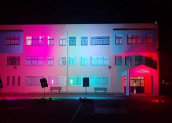 Φωταγωγήθηκαν το Δημαρχείο και το 4ο Δημοτικό Πεύκης για την Παγκόσμια Ημέρα Σπανίων Παθήσεων