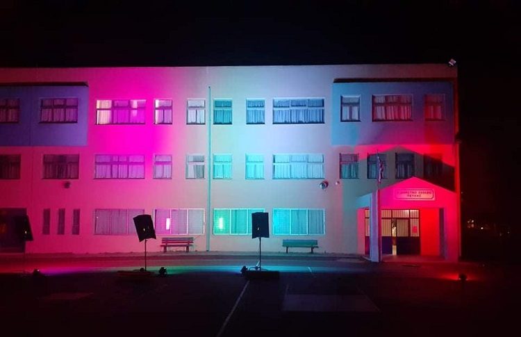 Φωταγωγήθηκαν το Δημαρχείο και το 4ο Δημοτικό Πεύκης για την Παγκόσμια Ημέρα Σπανίων Παθήσεων