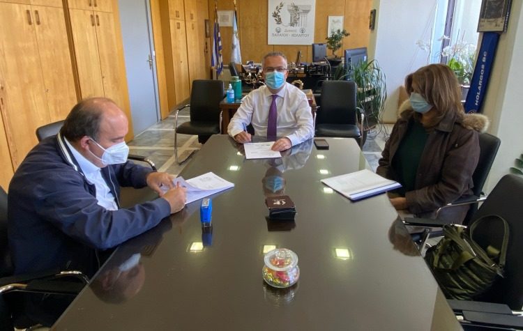 «Έπεσαν» οι υπογραφές για ενεργειακή αναβάθμιση του 1ου Δημοτικού Σχολείου Χολαργού