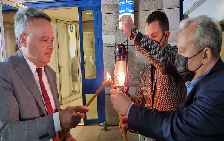 Ο Γιώργος Γιασημάκης παρέλαβε το Άγιο Φως