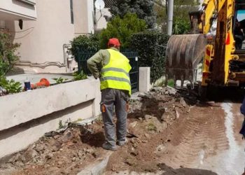 «Επιχείρηση» του Δήμου για ξερίζωμα δέντρων και αποκατάσταση πεζοδρομίων