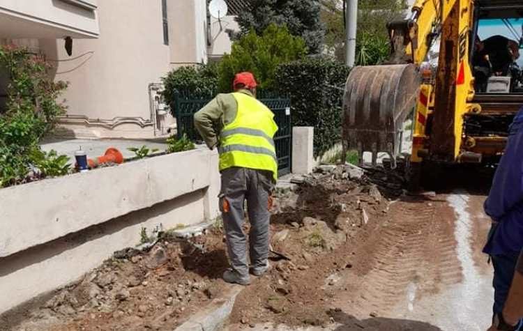 «Επιχείρηση» του Δήμου για ξερίζωμα δέντρων και αποκατάσταση πεζοδρομίων