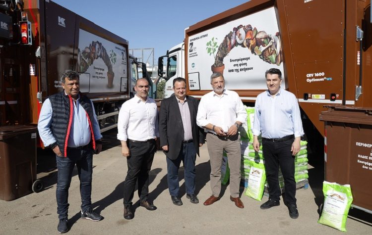 Παράδοση σύγχρονου εξοπλισμού συλλογής βιοαποβλήτων και ανακυκλώσιμων υλικών από την Περιφέρεια στο Δήμο