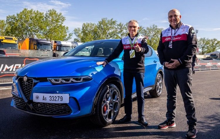 O CEO της Stellantis, Carlos Tavares συναντά τη νέα Alfa Romeo Tonale