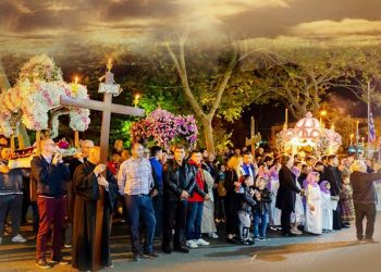 Μεγάλη Παρασκευή: Περιφορά και συνάντηση επιταφίων στην πλατεία Πλατάνου