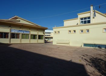 1ο Δημοτικό Άνοιξης: Στις φλόγες το προαύλιο από ρίψεις μολότοφ (βίντεο)