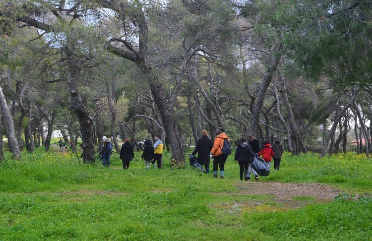 65 μαθητές του 1ου Λυκείου Πεύκης καθάρισαν το δάσος Κάσδαγλη