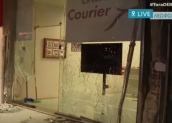 Αυτοκίνητο έπεσε σε τζαμαρία των ΕΛΤΑ στην Λ. Κηφισιάς στο Μαρούσι