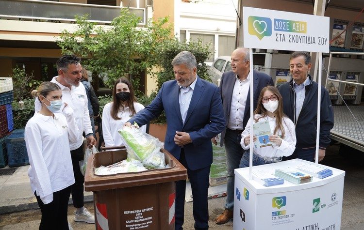 Στη Λαϊκή Γαλατσίου ο Γ. Πατούλης, στο πλαίσιο του προγράμματος «Ανακύκλωση στις Λαϊκές»