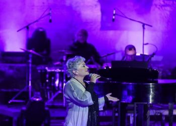 Η Τάνια Τσανακλίδου παρουσιάζει το β’ μέρος της παράστασης «Το Μαγικό Κουτί»