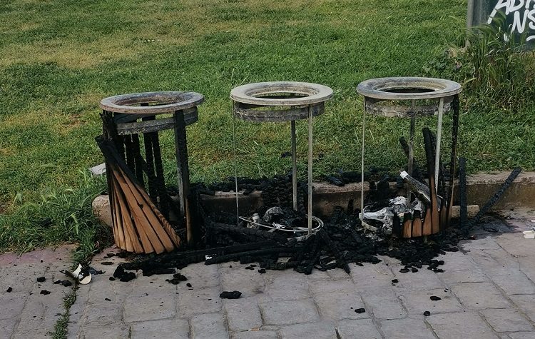 Άγνωστοι πυρπόλησαν τους κάδους απορριμμάτων στο ΤΥΠΕΤ (Βίντεο)