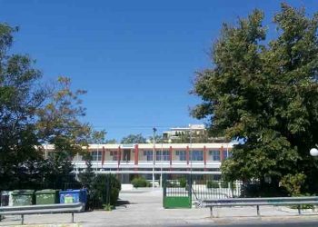 «Ένα Πειραματικό Σχολείο, μια κατεστραμμένη πόλη, μια ανύπαρκτη δημοτική Αρχή, μια κυβέρνηση υπό κατάρρευση»