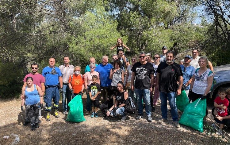 Με μεγάλη συμμετοχή εθελοντών καθαρίστηκε το δάσος Θεοκλήτου και η παραρεμάτιος περιοχή