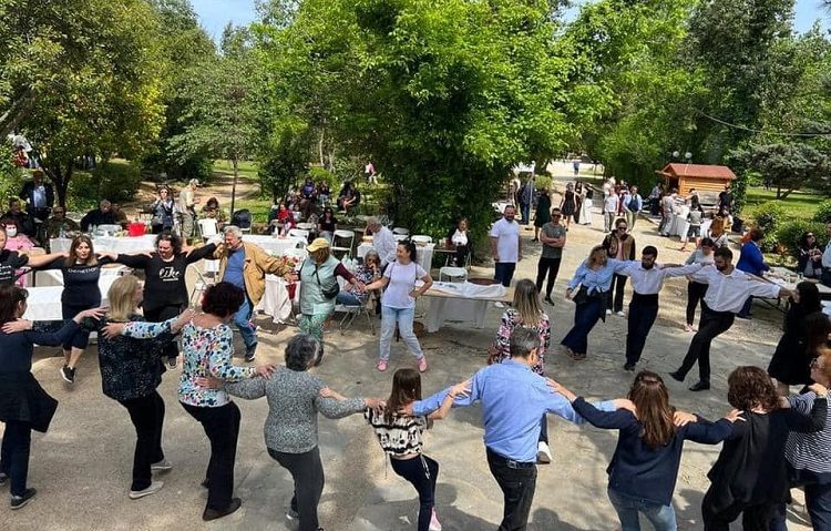 Με χορό και μουσική οι πολίτες γιόρτασαν την Πρωτομαγιά στο Άλσος Ψυχικού