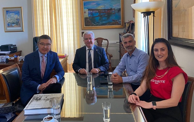 O πρέσβης του Καζακστάν στο Δημαρχείο Λαυρεωτικής