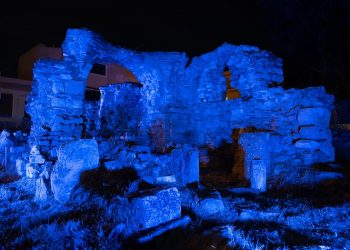 Μπλε φώτισε δύο μνημεία του ο Δήμος Παλλήνης για τα παιδιά με σοβαρές ασθένειες