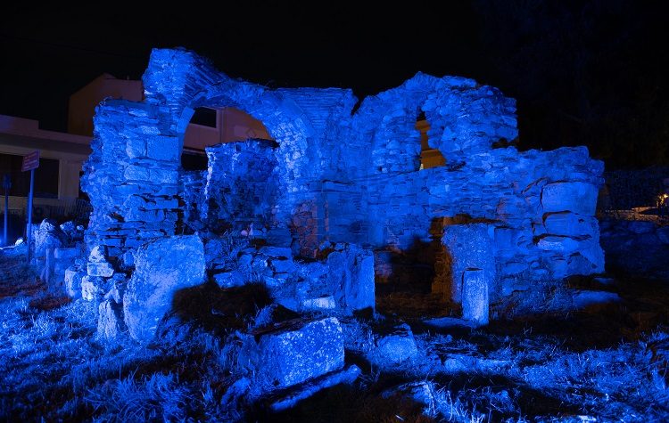 Μπλε φώτισε δύο μνημεία του ο Δήμος Παλλήνης για τα παιδιά με σοβαρές ασθένειες