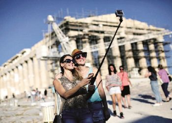 Οικονομία: Τουρίστες… εξ ουρανού
