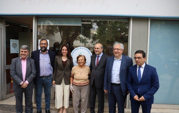 Το Κοινωνικό Παντοπωλείο Αμαρουσίου επισκέφθηκαν Κωστής Χατζηδάκης και Δόμνα Μιχαηλίδου