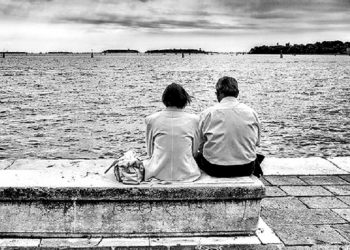 Μια πολυθρόνα, με ταπετσαρία την υδρόγειο