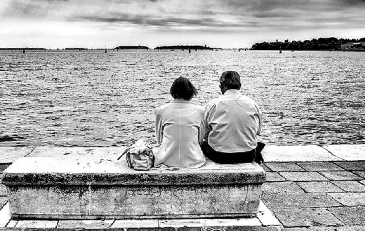 Μια πολυθρόνα, με ταπετσαρία την υδρόγειο