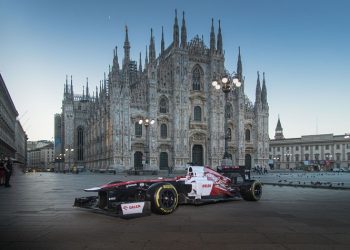 Την ημέρα των γενεθλίων της, η Alfa Romeo ξυπνά το Μιλάνο με μια… Formula 1!