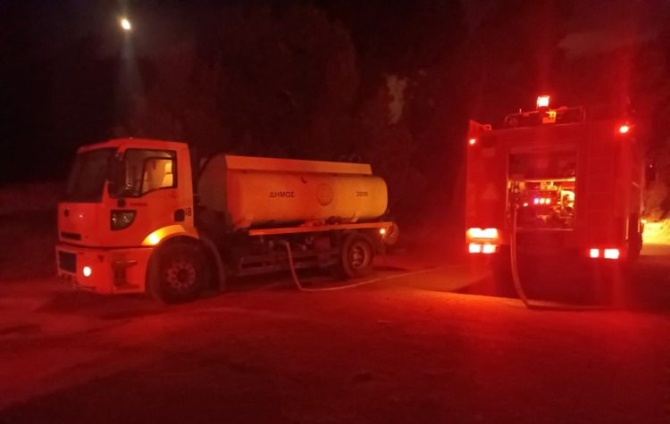 Την εξάπλωση πυρκαγιάς στα όρια Μελισσίων και Κηφισιάς απέτρεψε όχημα του Δήμου Πεντέλης