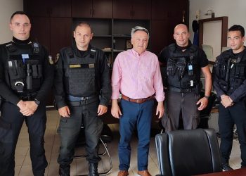 Τιμήθηκαν από τον δήμαρχο Ωρωπού οι αστυνομικοί που συνέλαβαν τον εμπρηστή στη Μαλακάσα