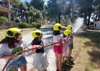 Εθελοντές Πολιτικής Προστασίας Αγίου Στεφάνου: Μικροί πυροσβέστες εν δράσει